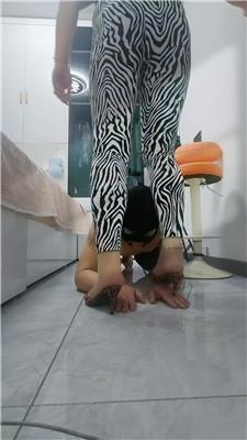 【李老师】骑马胯下辱-高跟踩踏【双视角版】JS250310-8