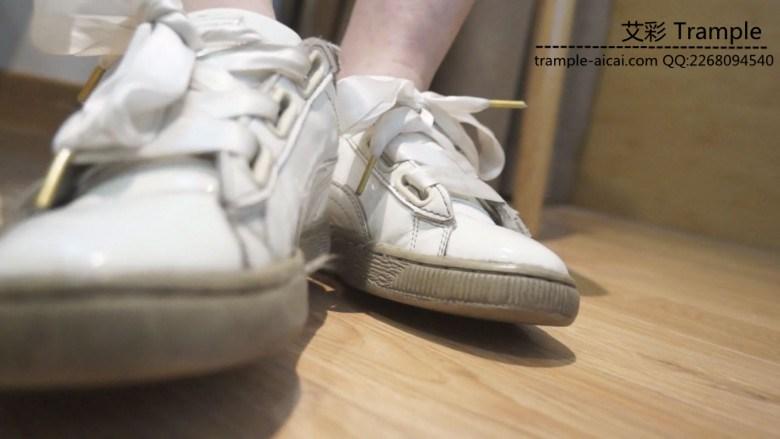 瑶瑶学生主调教狗奴舔脏鞋