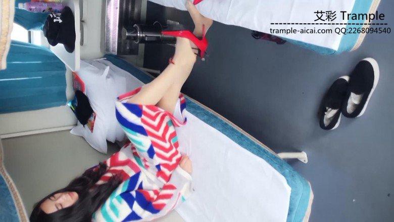 艾丝女王-火车卧铺上的丝足高跟展示