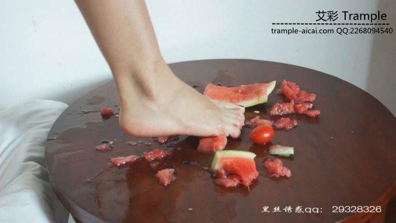 学生女主佳佳踩过的水果和脚尖上的酸奶
