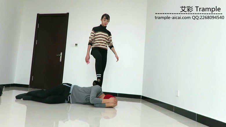 00后女主高跟踩踹贱狗身体下体！