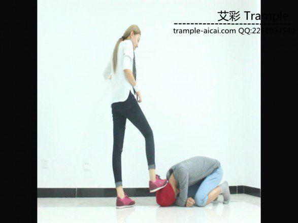 冰冰女主暴打小流氓膝顶，踢裆！