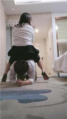 【嗯哼】高跟裸足恋足舔/胯下辱/骑狗背