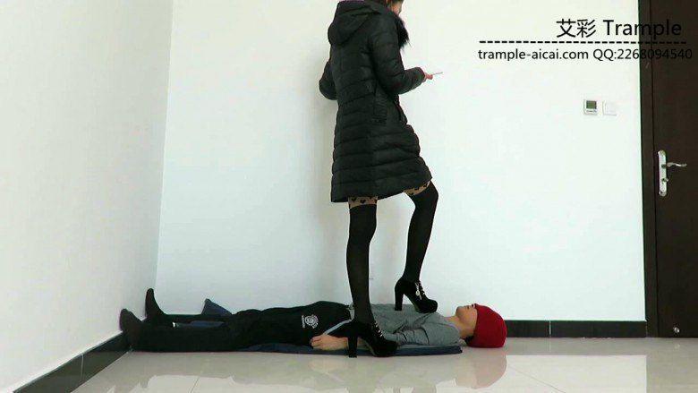 甜美媛媛女主高跟全体重践踏贱狗身体下体！