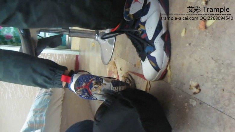 篮球长腿美女aj脏篮球鞋踩踏喂食语言羞辱 篮球长腿美女aj脏篮球鞋踩踏喂食语言羞辱