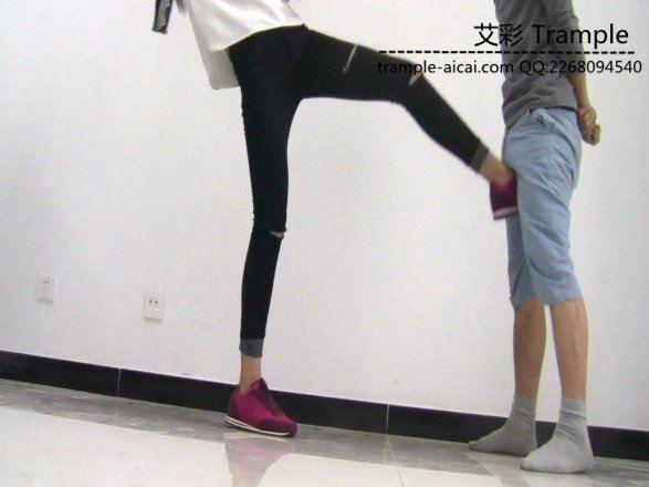 冰冰女主暴打小流氓膝顶，踢裆！