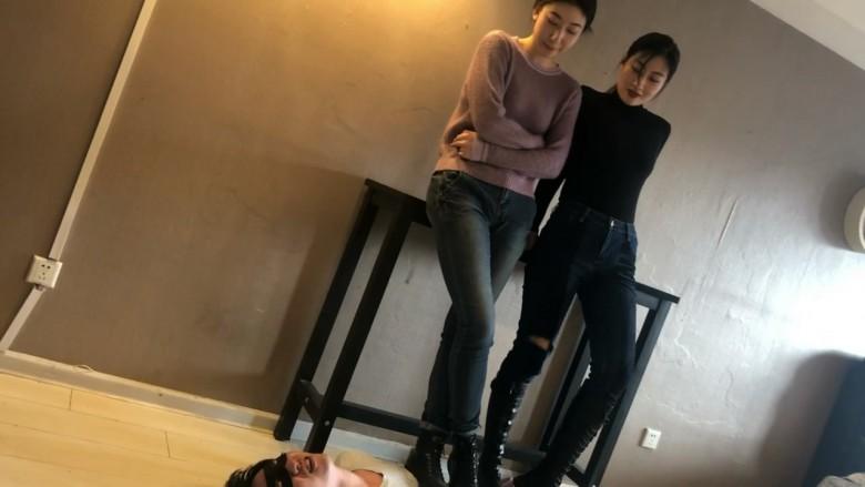 舞蹈系少女虐踩小奶狗