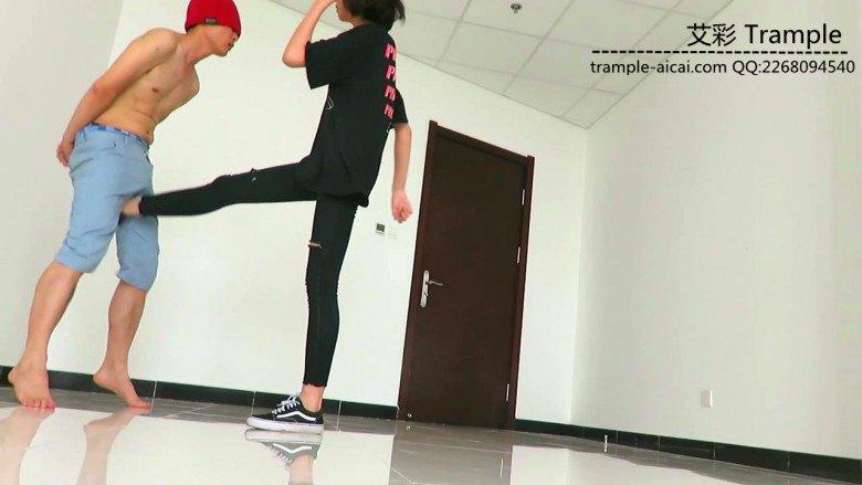 00后女主爆踢下体羞辱贱狗磕头！