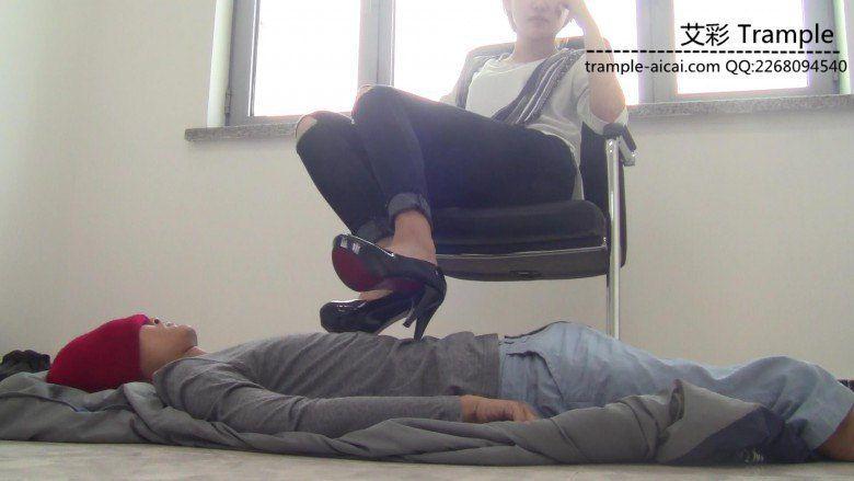 冰冰女主黑高跟羞辱脚踏垫！