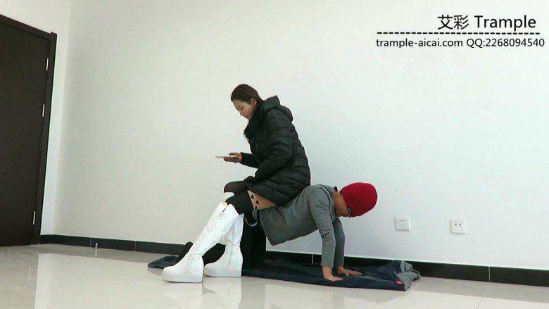 甜美媛媛女主白靴子踩踏全身！