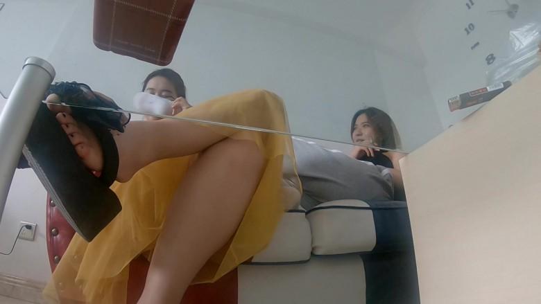 偷拍学姐第四弹 刺激的来了 夏天的雪地靴