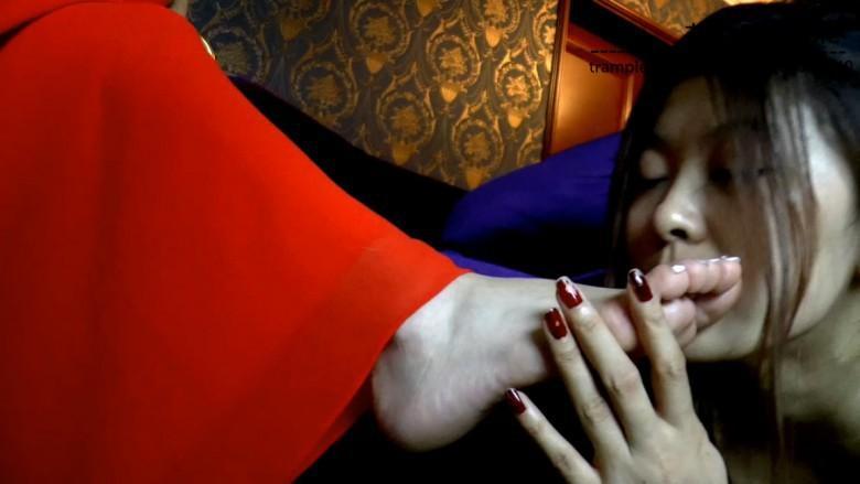 【冰时代】国民偶像丹妮脚下的舔脚母狗