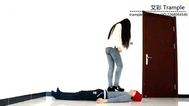 超美冷傲天依女主高跟短靴对贱狗踢踹、坐腹及全体重踩踏！