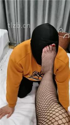 【梨窝】跪舔高跟原味网袜