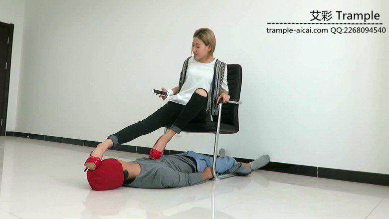 冰冰女主红色高跟玩弄贱狗！