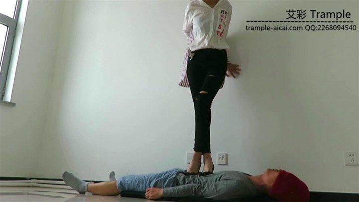 瑶主回归！黑高跟裸足调戏虐踩贱狗！