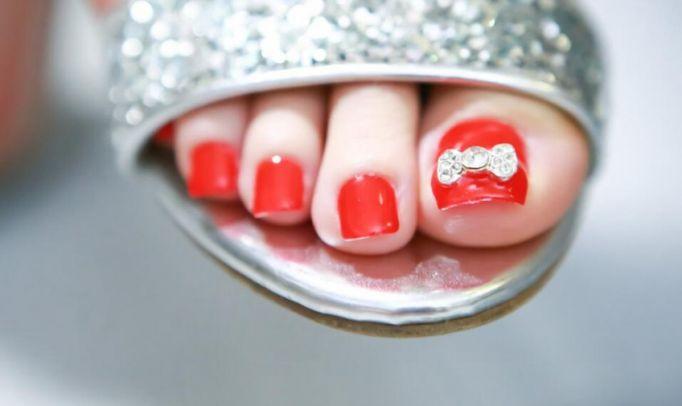 超暴力性感银色高跟裸足暴力跳踩全体重高跟踩脖子，全程三机位拍摄