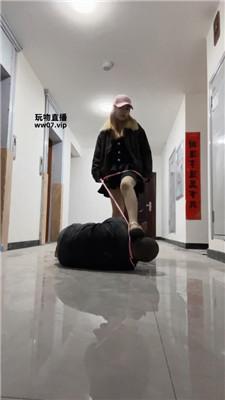 【莹莹】精神小妹-走廊遛狗暴揍 JS250316-39