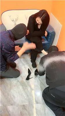 【伊潼】麻将桌底下两条贱奴伺候 JS250106-15