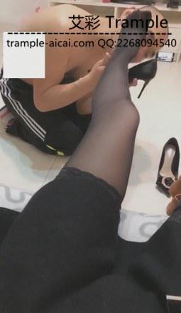 VIVI黑丝玩弄双狗奴