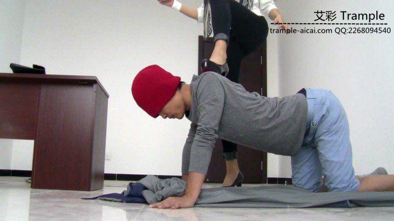 跪舔冰冰女主黑高跟做鞋垫膜拜高跟被践踏！