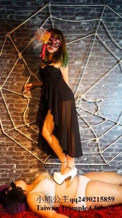 【残忍】女奴人体站台 【残忍】女奴人体站台