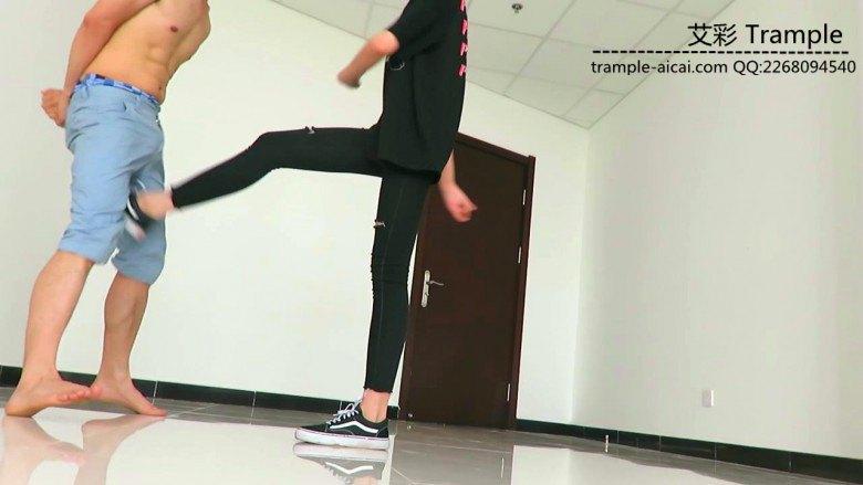 00后女主爆踢下体羞辱贱狗磕头！