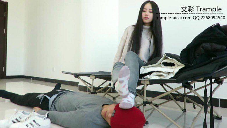 超漂亮老师天依女主棉袜堵嘴，裸足踩脸！