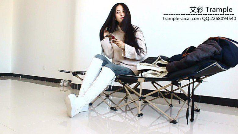 天依女主白靴子棉袜的人体脚踏！