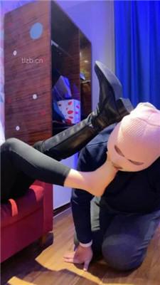 【毛绒月亮】长靴提档/抽耳光/踩踏闻白袜/脚插嘴