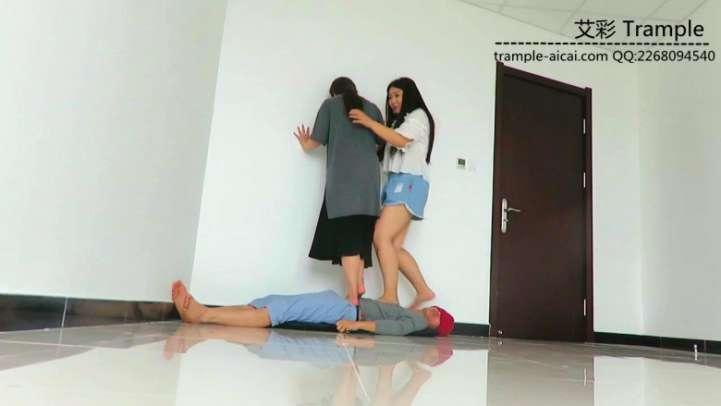 阴阳双胖主300斤+重量级踩踏贱狗身体！