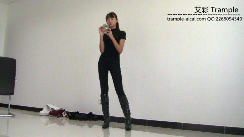 00后天使女主皮靴骑乘贱狗爆踢肋骨全体重踩！