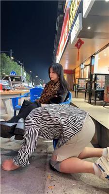 【琴月】户外夜市公开调骚奴【完整版】 JS250416-28