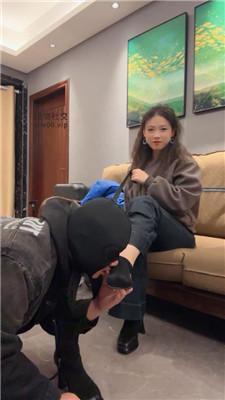 【素人挖掘机】臭脚丫捂脸/高跟短靴踩/骑马转胯 bf50400