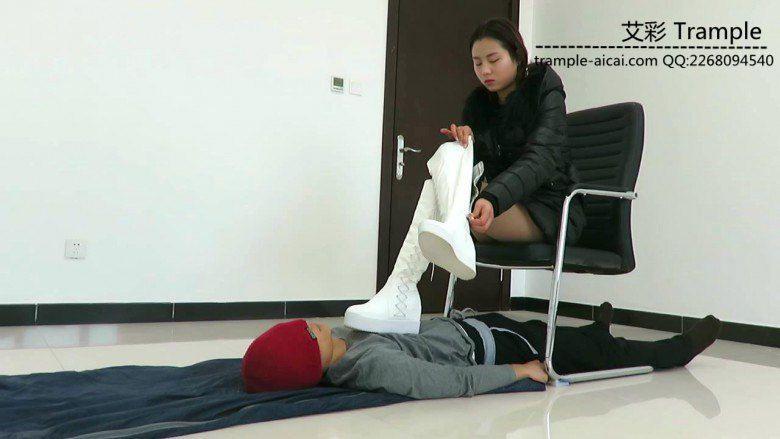 甜美媛媛女主长靴虐奴丝袜踩脸踩嘴揉搓！