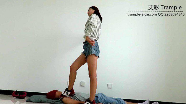 甜美媛媛女主运动鞋蹦踩贱狗踩头下下体羞辱！