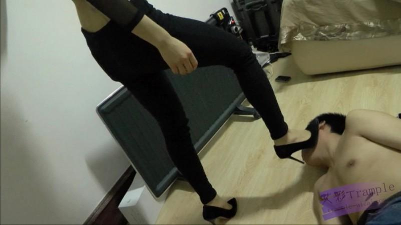 黑冰女神高强度手深喉 整个拳头塞进去 插吐堵回去 细跟踩乳头