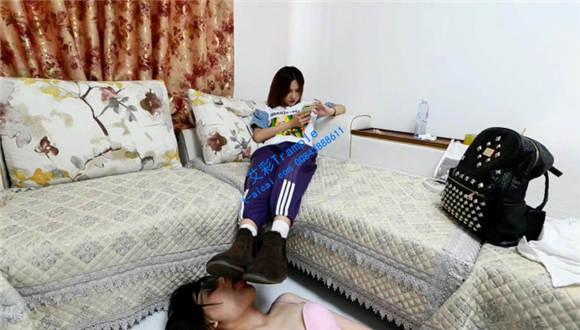 【珊瑚湾】夏季雪地靴制造臭脚玩弄女M