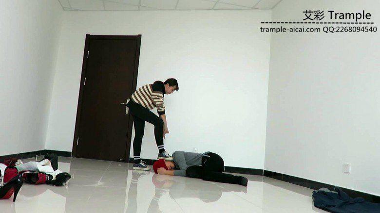 00后女主膝顶踢裆暴打小混混！