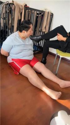 【冰色】家奴清理脏鞋底