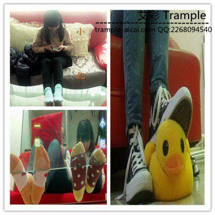 俩位女生棉袜脚下的真实暴力