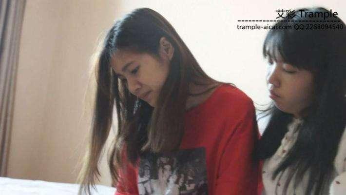 舔两位大一美女学生的原味帆布鞋