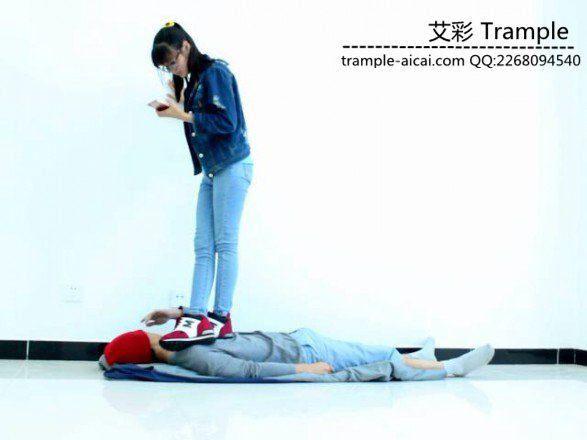 萌主运动鞋践踏贱狗30多分钟！