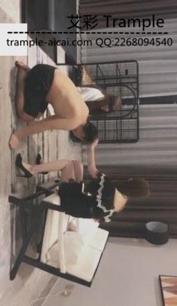 VIVI调教夫妻奴强迫圣水踹头