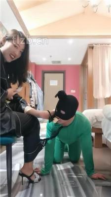 【冷御女王】胯下遛狗/脚喂食/踩踏/品尝臭脚
