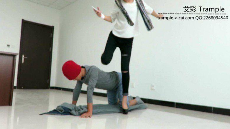 冰冰女主跨步羞辱骑乘贱狗！