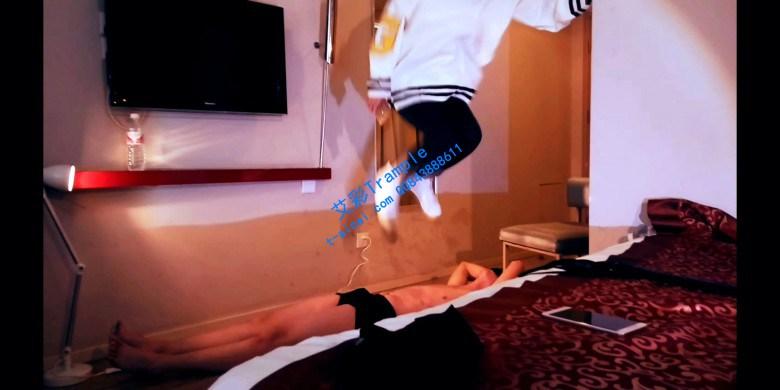 舔泥鞋底 耳光踩踏羞辱高中生(5)