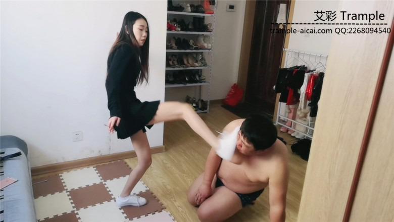 傲柔s，小白鞋暴力踹脸，烟灰口水