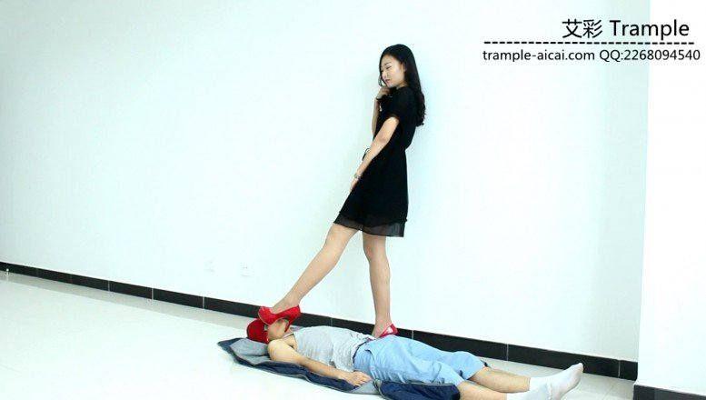 高挑超模天星女主红高跟虐踩贱狗！