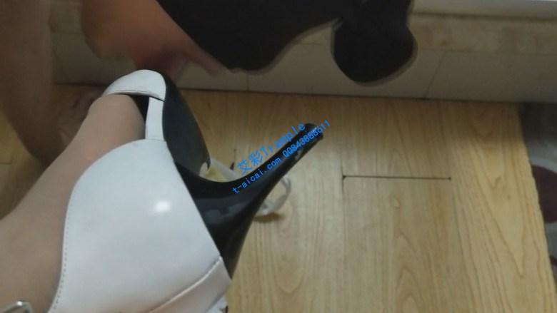 足浴店技师美女高跟鞋喂食